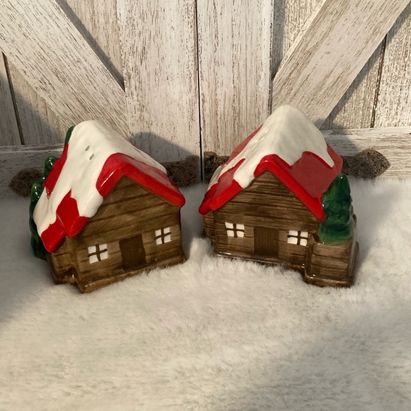 Dolly Parton Ceramic Cabin Salt and Pepper Shakers - Picture 1 of 12